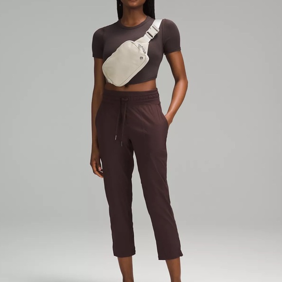 Lululemon Everywhere Belt Bag 2L - Raw Linen NWT - Picture 5 of 7